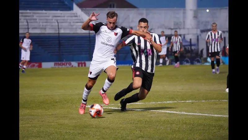 Cầu thủ Miramar vượt qua hàng phòng ngự của đội Paysandu Cầu thủ Miramar vượt qua hàng phòng ngự của đội Paysandu