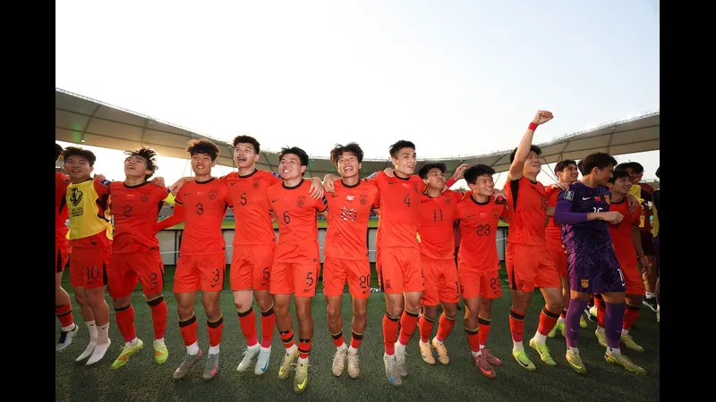 Cầu thủ U23 Trung Quốc và U23 Nhật Bản tranh chấp bóng trên sân - Thông tin lực